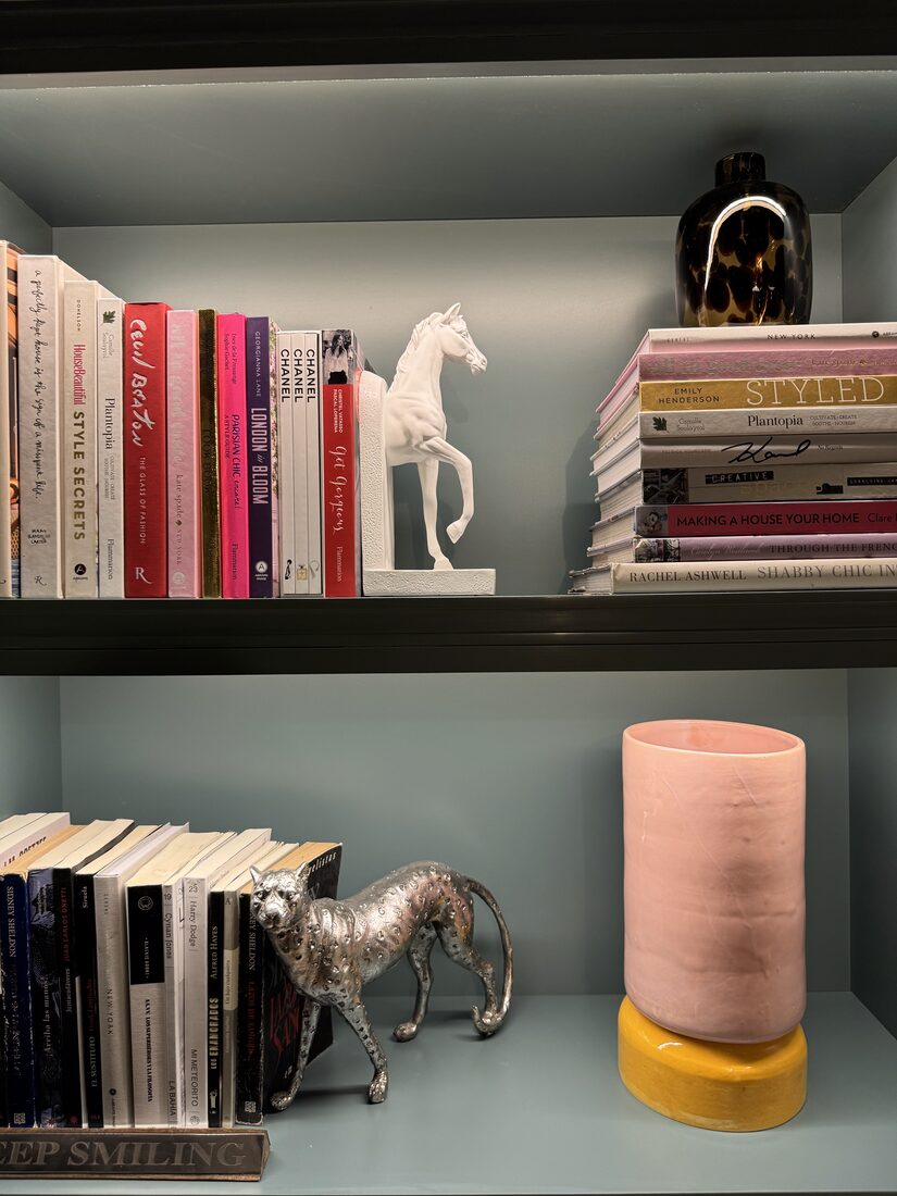Mesa de trabajo con libros y pruebas de edición